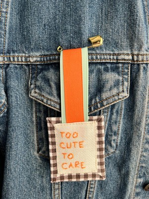 El Yapımı Too Cute To Care Yazılı Pötikare Kumaş Broş ve Rozet