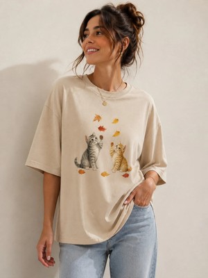 Enb1r Moda Kadın Oversize Kedi Baskılı Tişört – Sevimli Kedi ve Sonbahar Yaprakları Desenli Günlük T-Shirt