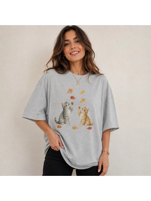 Enb1r Moda Kadın Oversize Kedi Baskılı Tişört – Sevimli Kedi ve Sonbahar Yaprakları Desenli Günlük T-Shirt