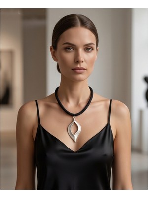 Dilhan Atlay Yaprak, Choker Kolye
