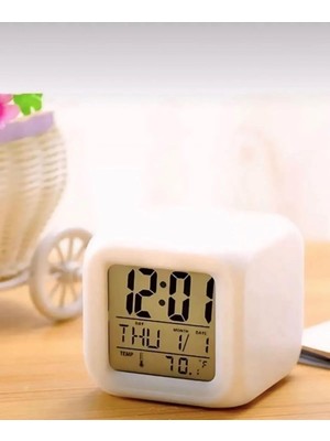 Renk Değiştiren Küp Şeklinde Dijital Masa Saati: Alarm, Termometre ve Tarih Özellikli