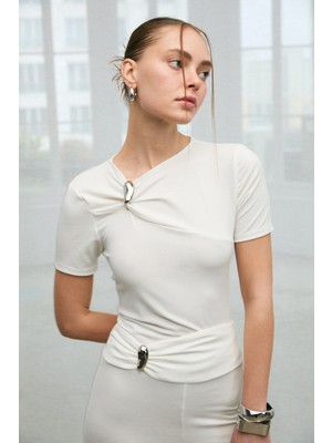 Ethiquet Fasley Kadın Yumuşak ve Esnek Kumaşlı Toka Detaylı Slim Fit Ekru Bluz