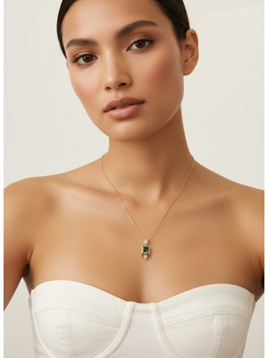 Valmont Accessories Kadın Altın Renk Yeşil Taşlı Geometrik Uçlu Kolye