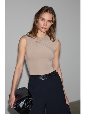Ethiquet Orılenna Kadın Önü Düğüm Detaylı Vücudu Saran Sıfır Kollu Slim Fit Bej Bluz
