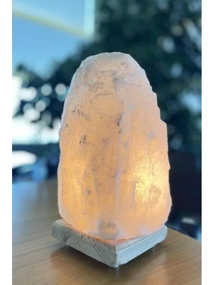 St. Morritz Beyaz Doğal Kaya Tuz Lambası, 4-5 Kg, Şık ve Doğal Dekoratif Aydınlatma Ürünü