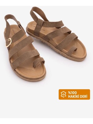 Marjin Kadın Hakiki Deri Parmak Arası Tokalı Şeritli Önü Açık Günlük Sandalet Rotela Camel Süet
