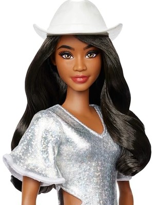 Odea Barbie Fashionistas Bebek, Eteği Püsküllü Gümüş Rengi Işıltılı Elbisesi, Kovboy Tarzı Beyaz Şapkası ve Çizmeleriyle Siyah Saçlı, HYT95