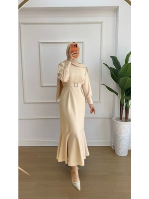 Nisa Nalbantoğlu Krem Taşlı Kemerli Davet Elbisesi (Arkası Fermuarlı)