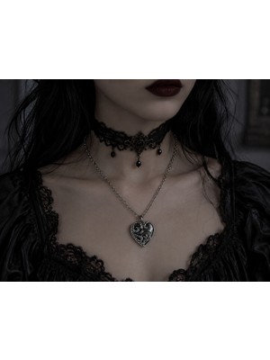 Herşey Nota Gotik Kalp Figürlü Işlemeli Kolye – Antik Gümüş Renk Karanlık Stil Aksesuar