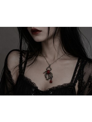 Herşey Nota Kırmızı Detaylı Gotik Örümcek Figürlü Kolye – Karanlık Stil Takı Aksesuarı