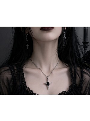Herşey Nota Siyah Detaylı Gotik Sembol Kolye – Gümüş Renk Alternatif Stil Aksesuarı