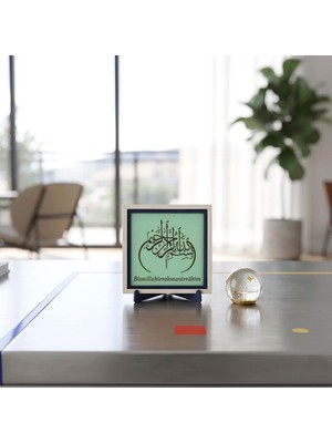 Miaju Kaligrafik Hat Desenli Bismillâhirrahmânirrahîm Yazılı Modern Dekoratif Obje, Yaşam Alanları Için Şık Tasarım 10X10 cm