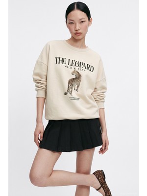 Quzu Yazı ve Leopar Baskılı Oversize Sweatshirt Bej
