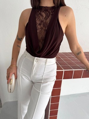 Velmora Fashion Kadın Dantel Detaylı Derin Dekolte Body Şık Kolsuz Yazlık Bodysuit - Kahvrenegi