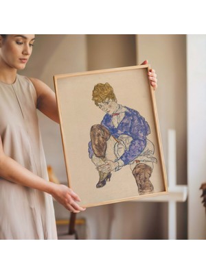 Pegziz Sağ Bacağını Tutarak Oturan Kadın Tablosu | Figüratif Sanat Çerçeveli Duvar Dekoru