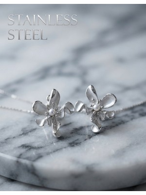 Stainless Steel Pirinç Gümüş Renk Inci Detay Çiçek Tasarımlı Küpe