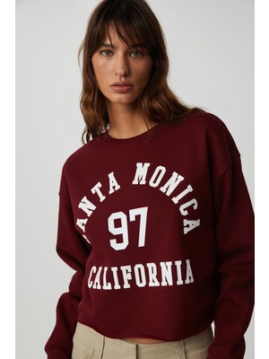Ethiquet Jaelyn Kadın Uzun Kollu Yuvarlak Yaka Önü Baskılı Düşük Omuz Kısa Bordo Sweatshirt