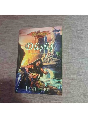 Jean Rabe  Düşüş Kitabı, Fantastik Macera Türünde Bir Eserdir. Eser, J.r.r. Tolkien'in Orta Dünya Evreninde Geçen Bir