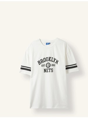 DeFacto %100 Pamuk NBA Brooklyn Nets Oversize Bisiklet Yaka Baskılı Kısa Kollu Şerit Detaylı Tişört H4491AX26AU