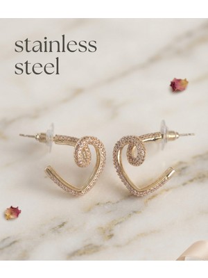 Stainless Steel Pirinç Gold Renk Zirkon Taşlı Kıvrımlı Yarım Kalp Küpe