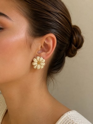 Kumru Studio Ekru Hasır Dokulu Gold Çiçek Küpe