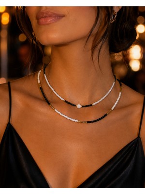Noir Denge Siyah Beyaz Çift Sıra Boncuklu Kadın Kolye – Altın Renk Ara Detaylı Katmanlı Choker Kolye