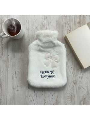 Altaylar Tedarik Hello Everyone Yazılı Kurdeleli Beyaz Peluş Sıcak Su Torbası 1 Lt - Yumuşak Kılıf, Uzun Süre Sıcak Tutan Termal Su Torbası