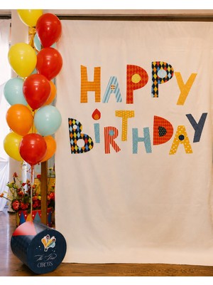 Puppetzzz Kişiye Özel Doğum Günü Duvar Örtüsü Flama – Pastel Renk Happy Birthday Baskılı Büyük Boy Kumaş Arka Fon