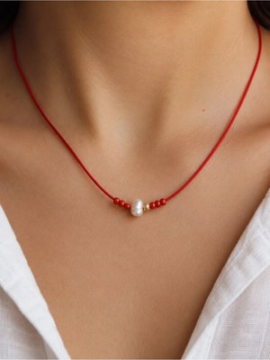 Femenino Barok Inci Görünümlü Dorika Detaylı Kırmızı Ip Choker Kolye