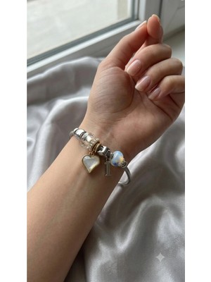 Bymiel Kadın Gümüş Renk Çelik Halat Sarmal Charm Bileklik Kalp ve Cam Boncuk Detaylı Charm Kelepçe Bileklik