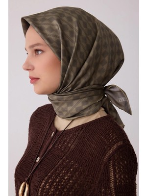 Belli Yeşil Geometrik Desen %100 Twill Ipek Eşarp 4425-51