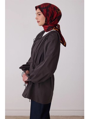 Belli Kahverengi Geometrik Desen %100 Twill Ipek Eşarp 4411-82