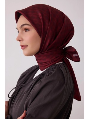 Belli Kırmızı Geometrik Desen %100 Twill Ipek Eşarp 4425-52