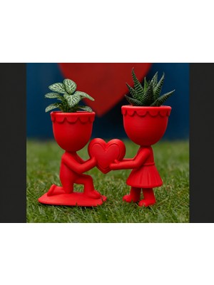 Alvera Aşk Saksısı – 3D Baskı Kalp Tutan Çift Figürlü Dekoratif Saksı - Kırmızı