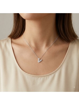 Emiliano Jewellery Zirkon Taşlı Altın Kaplamalı V Harfi Gümüş Kolye