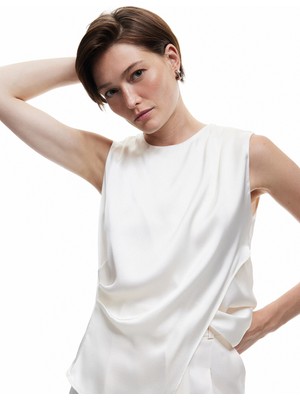 Koton Drape Detaylı Asimetrik Kesim Bisiklet Yaka Kolsuz Saten Bluz