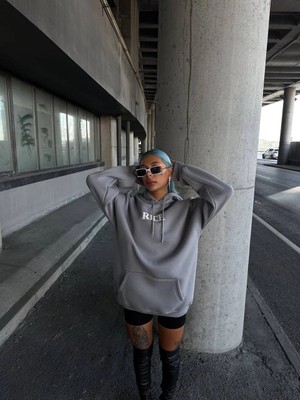 Tarz Yeri Kadın Kapüşonlu Kanguru Cepli Sweatshirt 3 Iplik Pamuklu Baskılı Hoodie - Gri