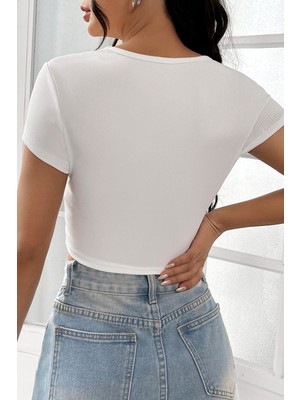 Kadın Beyaz Yarım Kol Düz Yaka Crop Top Bluz