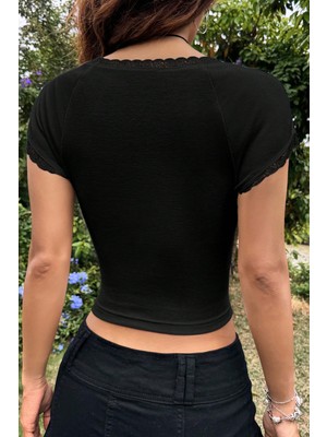 Kadın Siyah Göğsü ve Kolları Dantelli Fiyonklu Kısa Kol Crop Top Bluz