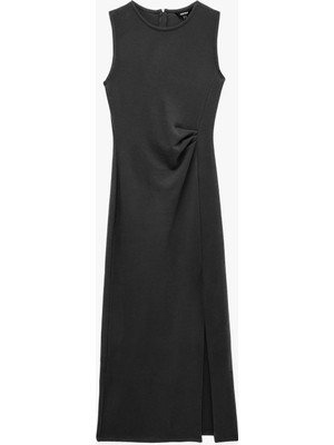 Koton Slim Fit Bisiklet Yaka Yırtmaçlı Drape Detaylı Kolsuz Midi Elbise