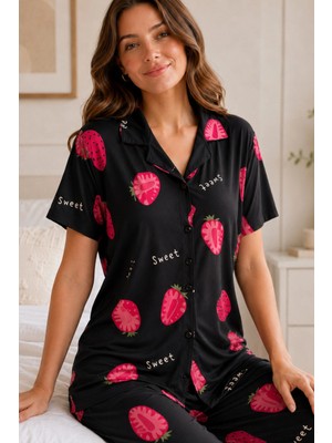 Siyah Çilek Desenli Kısa Kollu Gömlek Yaka Milan Kumaş Kadın Pijama Takımı