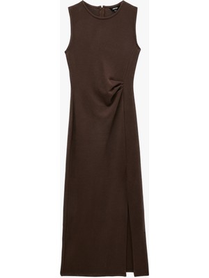 Koton Slim Fit Bisiklet Yaka Yırtmaçlı Drape Detaylı Kolsuz Midi Elbise