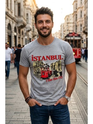 Exve Exclusive Gri Üzerine Kırmızı Istanbul Yazılı ve Nostaljik Tramvay Fotoğraf Baskılı Erkek Tişört Pamuk Penye T-Shirt