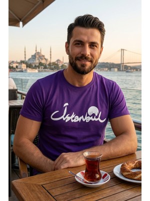 Exve Exclusive Mor Üzerine Beyaz Istanbul Yazılı ve Cami Silüeti Baskılı Erkek Tişört Pamuk Penye T-Shirt