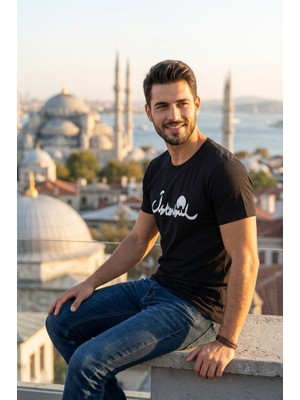 Exve Exclusive Siyah Üzerine Beyaz Istanbul Yazılı ve Cami Silüeti Baskılı Erkek Tişört Pamuk Penye T-Shirt