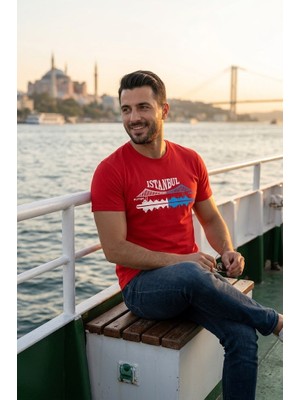 Exve Exclusive Kırmızı Üzerine Beyaz ve Mavi Renkli Boğaziçi Köprüsü Silüeti ve Istanbul Yazılı Erkek Tişört Pamuk Penye T-Shirt
