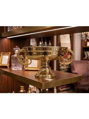 Ayaklı Çift Kulplu Metal Vazo Çap (Ağız Genişliği):31 cm Yükseklik (Boy): 18 Cmrenk: Parlak Gold Malzeme: Dayanıklı Kaliteli Metal Gold Kaplama Yüzey)Paket Içeriği:1 Adet Kulplu Metal Ayaklı Vazo