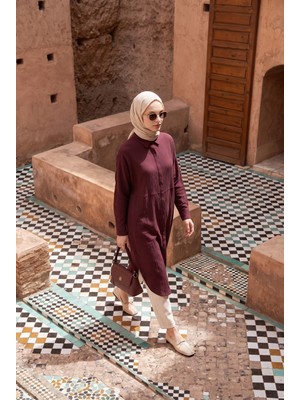 Armine Trend Doğal Kumaş Gizli Düğmeli Hakim Yaka Rahat Kesim 120 cm Boy Tunik Vişne 26YT416