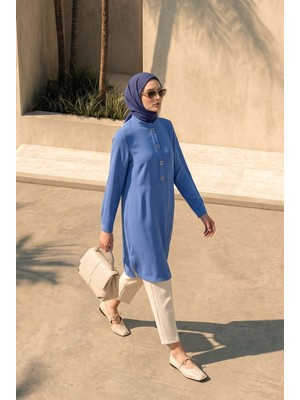 Armine Trend Yarım Patlı Aksesuar Detaylı Hakim Yaka 100 cm Boy Rahat Kalıp Tunik  Indigo 26YT485