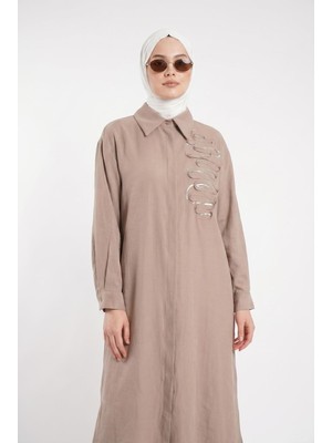 Armine Trend Gizli Patlı Tam Boy Düğmeli Gömlek Yaka 120 cm Boy Tunik Açık Vizon 26YT417